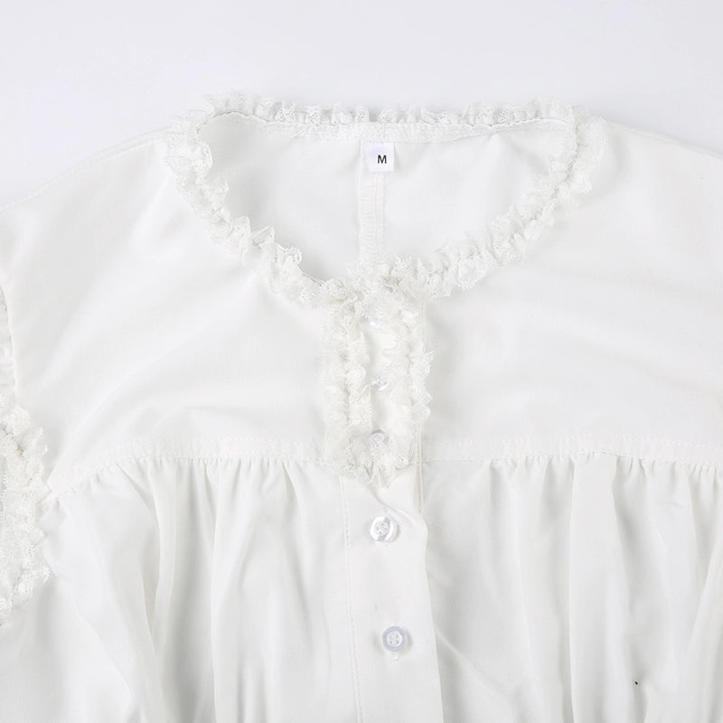 Sanhoostudio’s lace-up slim waist T-shirt offers a unique deconstructed silhouette with lace detail, blending feminine charm with edgy streetwear. A stylish choice for standout urban looks.