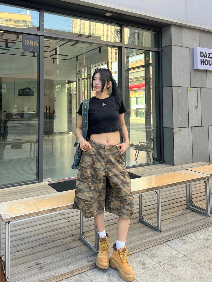 These Sanhoostudio denim shorts feature a camouflage print with vintage washing for a rugged retro effect. Designed with a relaxed fit, they deliver everyday comfort while embracing a military-inspired urban aesthetic.