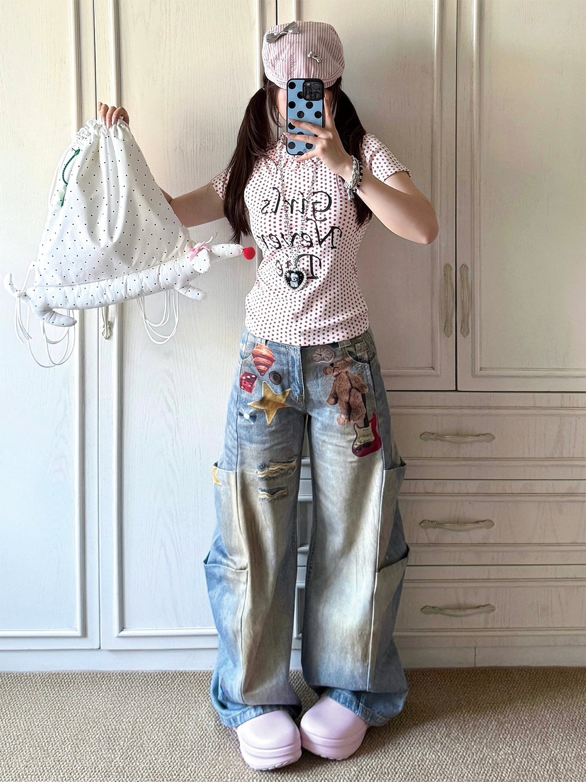 The Sanhoostudio teddy bear jeans feature oversized wide-leg blade-cut design with playful 3D bear prints. Combining a vintage washed finish with bold graphics, these pants bring a balance of youthful fun and retro streetwear attitude.