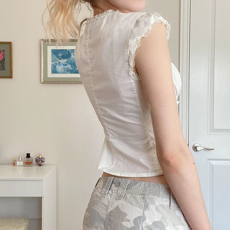 Sanhoostudio’s lace-up slim waist T-shirt offers a unique deconstructed silhouette with lace detail, blending feminine charm with edgy streetwear. A stylish choice for standout urban looks.
