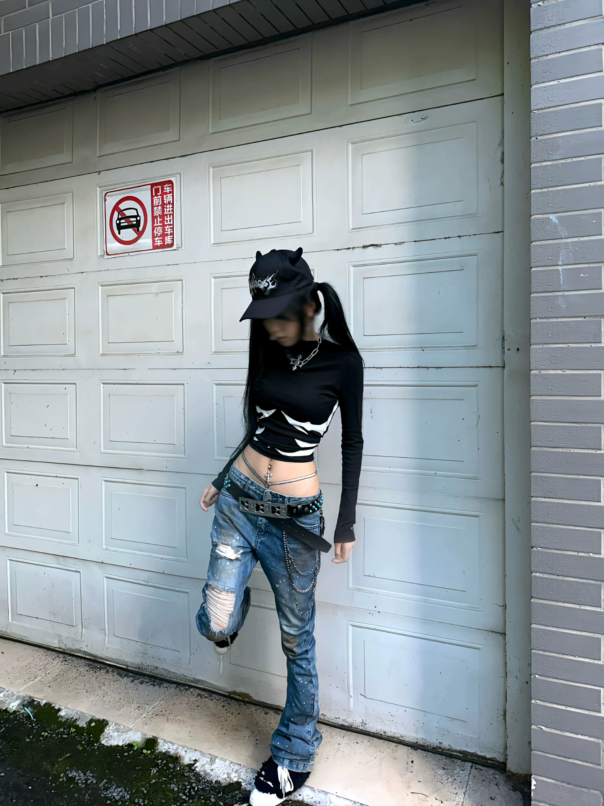 These blade-cut jeans by Sanhoostudio combine a heavy mud-dye wash, pleated textures, and distressed craftsmanship to create a futuristic yet rugged aesthetic. Perfect for grunge-inspired styling, high street fashion, or unique streetwear looks, they deliver both edge and originality.