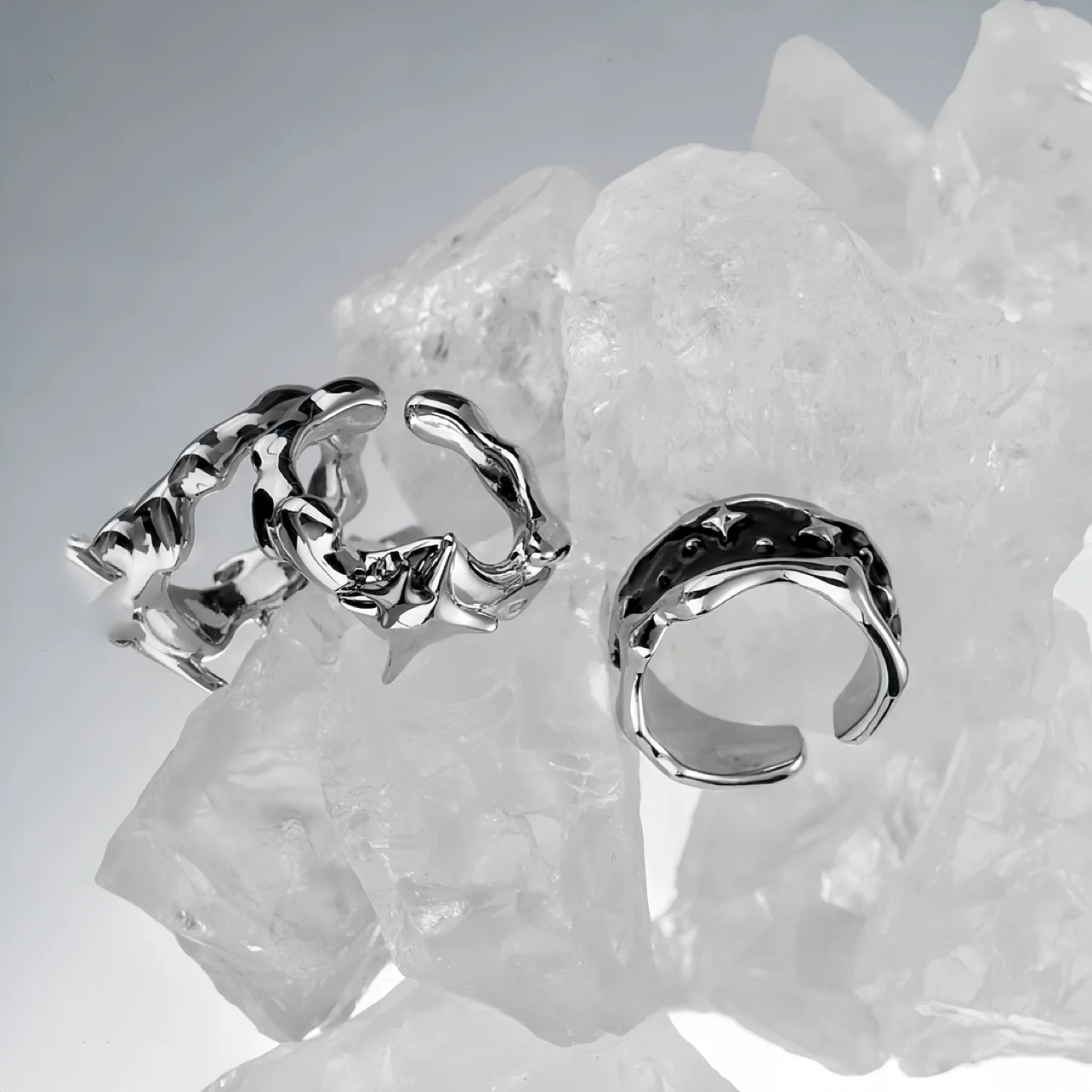 Sanhoostudio’s adjustable star open ring features bold urban silhouette and refined detailing. An easy-to-wear statement ring that complements hip-hop, street, and casual looks.