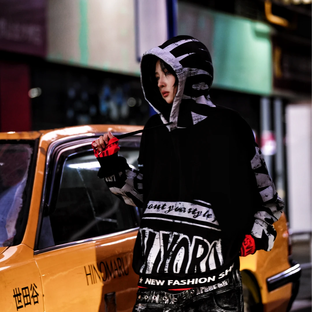 An oversized hip-hop top made with thermal fleece fabric, full-surface graffiti graphics, and patchwork details. A high-street essential by Sanhoostudio.