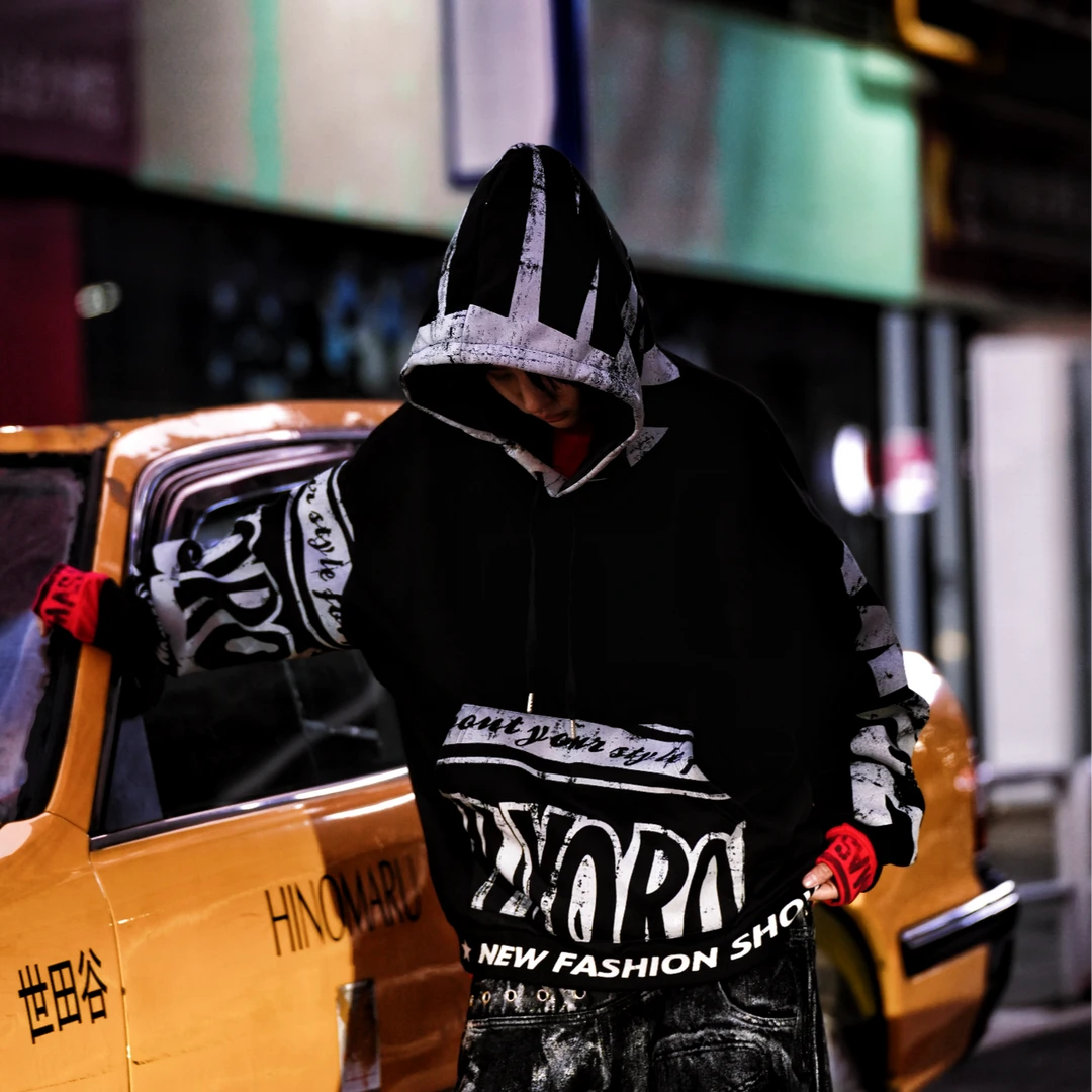 An oversized hip-hop top made with thermal fleece fabric, full-surface graffiti graphics, and patchwork details. A high-street essential by Sanhoostudio.