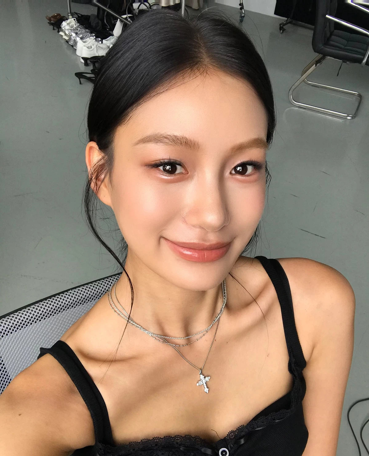 Embrace soft elegance with Sanhoostudio’s layered petal cross necklace. Adorned with mother-of-pearl accents, it brings timeless charm and modern refinement to your style.