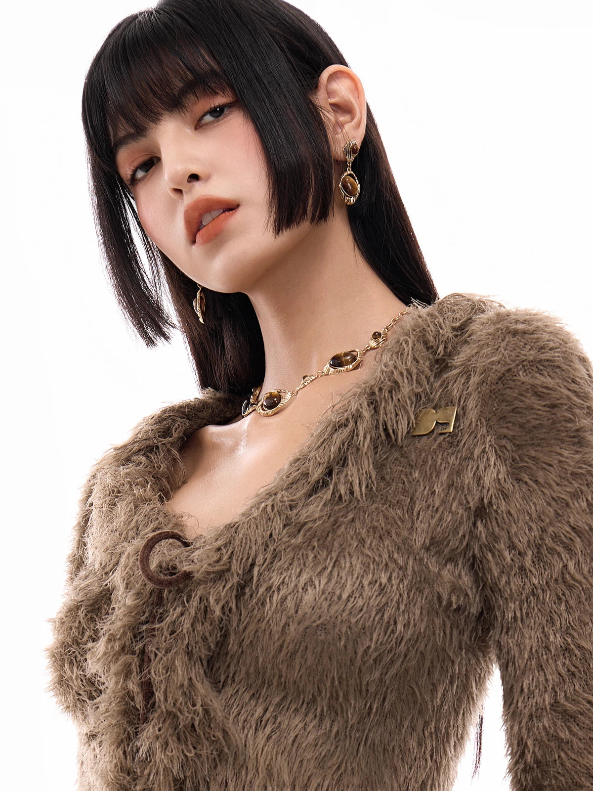 Sanhoostudio’s tiger eye statement necklace reflects bold luxury with vintage Maillard undertones. A striking accessory that defines modern elegance.