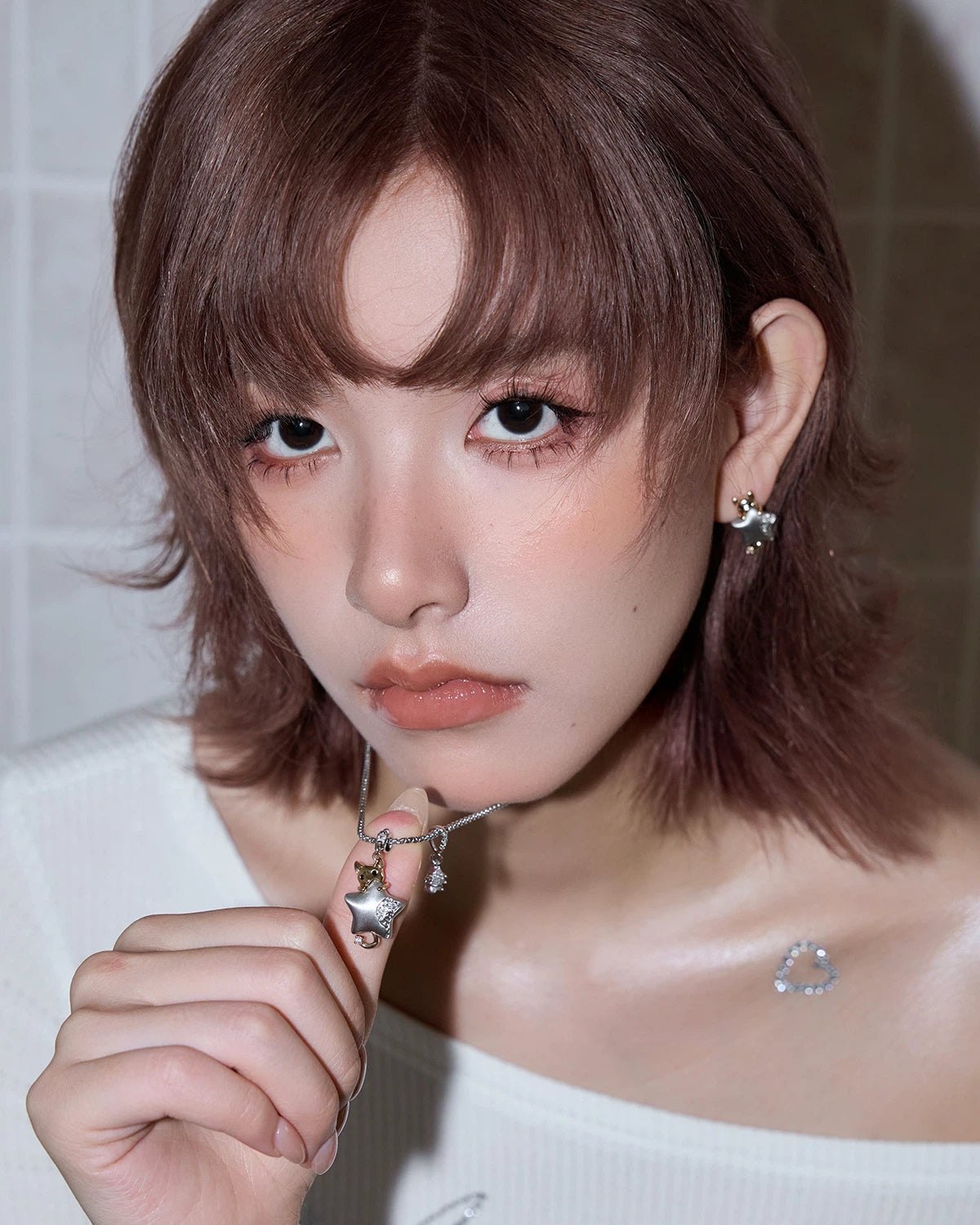 Playful yet chic, Sanhoostudio’s cat and star pendant necklace adds dopamine-inspired fun to daily styling — a perfect gift for creative fashion lovers.