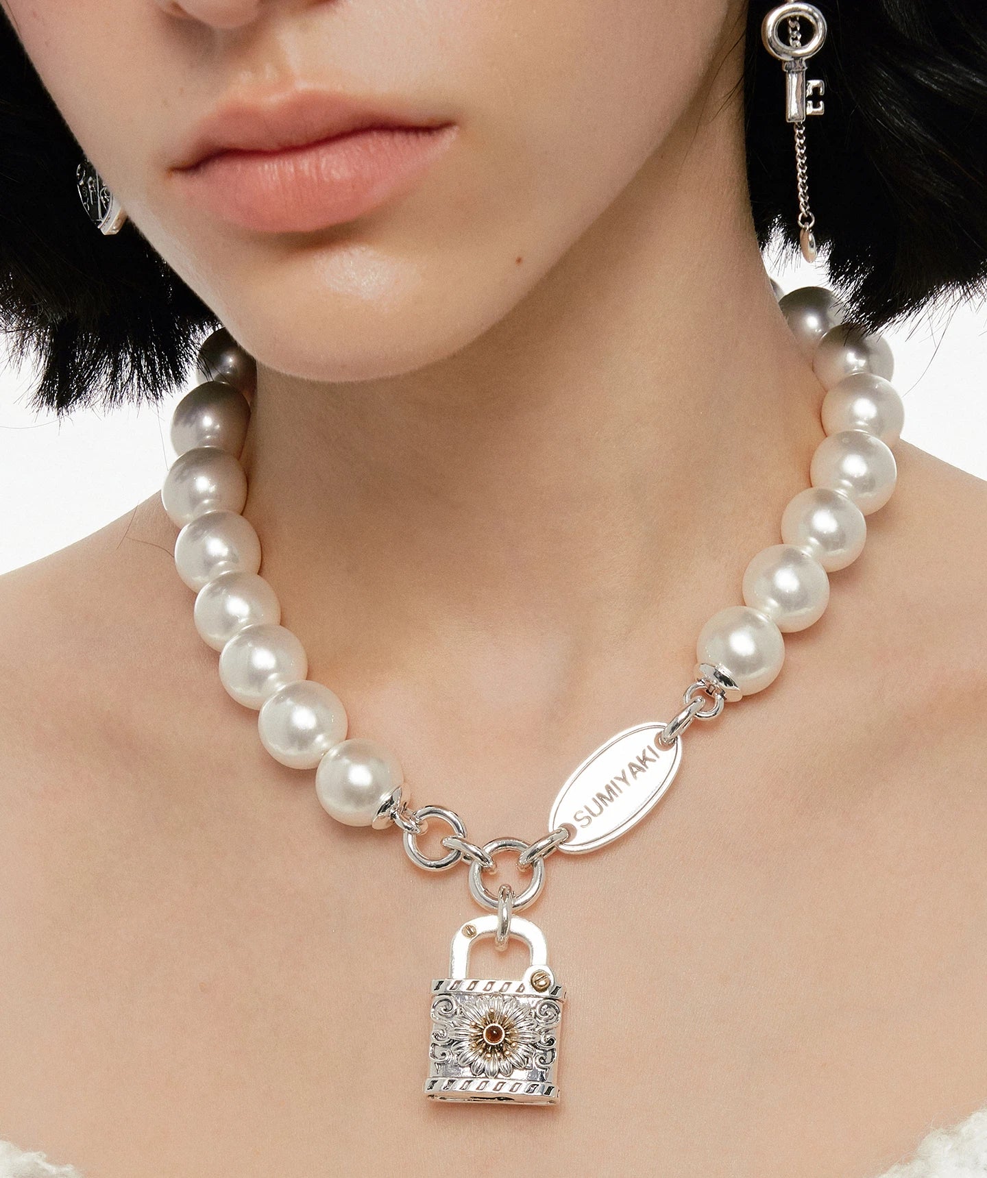 Exaggerated Daisy Pearl Lock Necklace