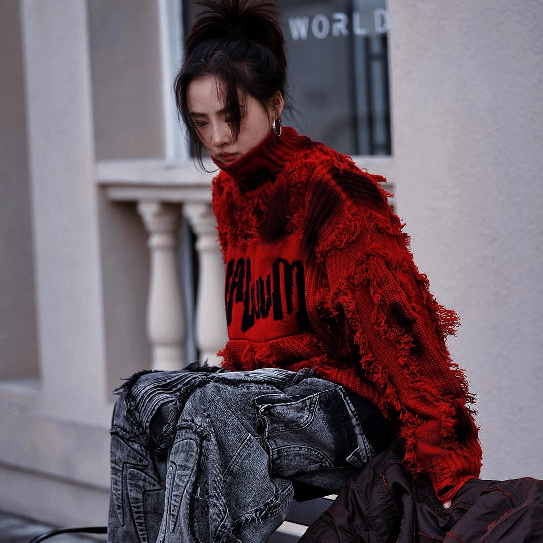 Street rebellion meets knit precision — this high-density graffiti sweater with distressed neck and paint-splash detail reflects SanhooStudio’s high-street chaos and raw design soul.