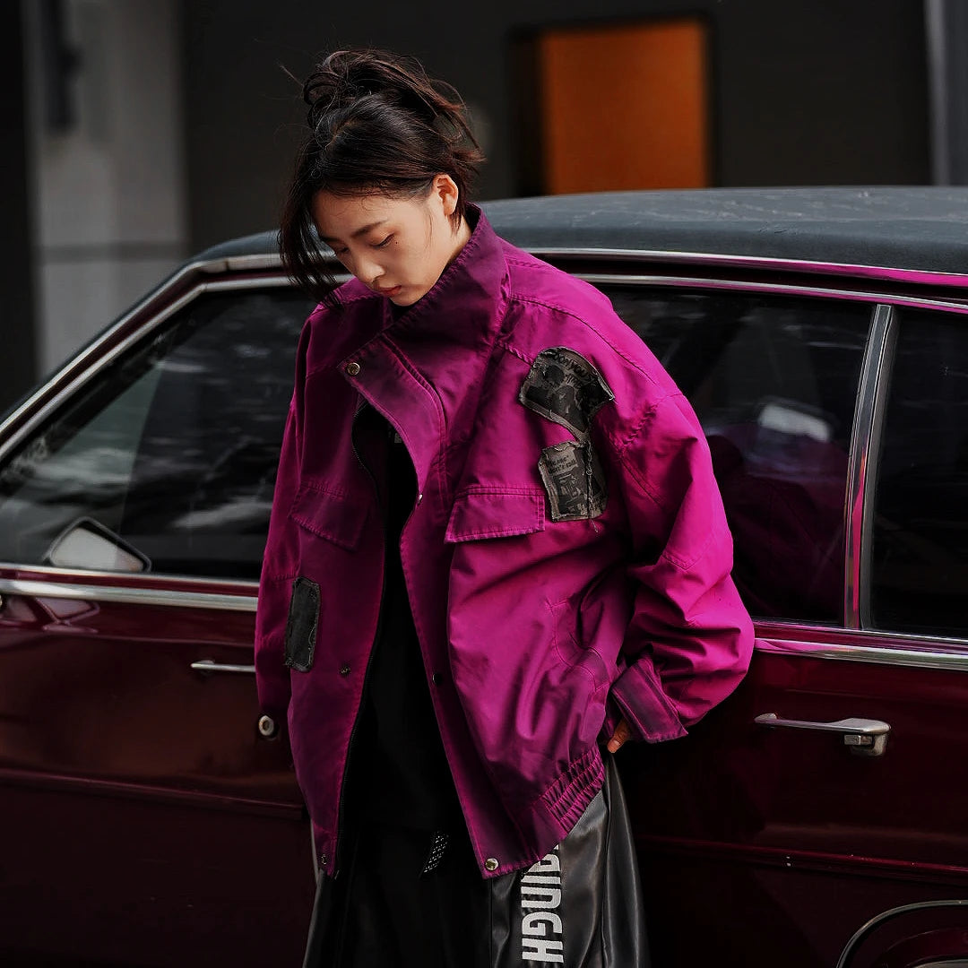 Sanhoostudio cropped bomber jacket with patch embroidery and wrinkle-resistant cotton fabric. Inspired by American varsity culture and streetwear aesthetics.