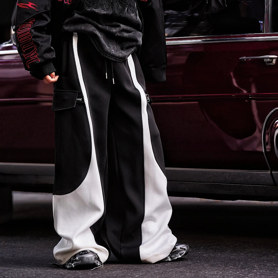Sanhoostudio striped wide leg pants with an oversized fit inspired by American street style. Designed for comfortable daily and sporty streetwear looks.