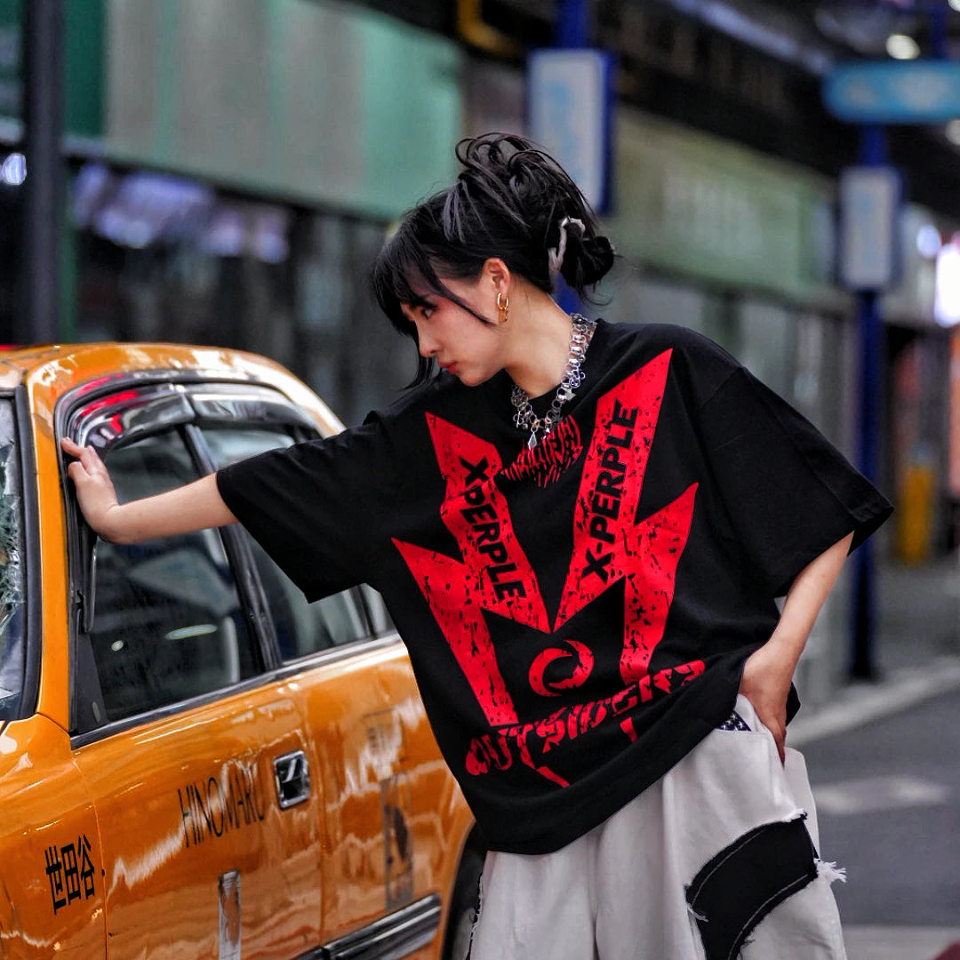 Sanhoostudio short sleeve T-shirt featuring lightning-inspired spray print artwork, breathable fabric, and an oversized fit. Built for summer streetwear outfits with comfort, personality, and everyday versatility.