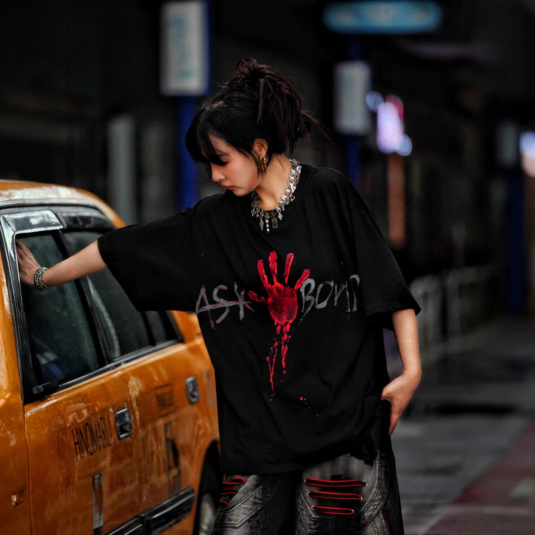 Heavyweight Sanhoostudio short sleeve featuring a bold spray-painted handprint design. Combining premium high-street aesthetics with a relaxed, unisex fit for standout urban fashion appeal.