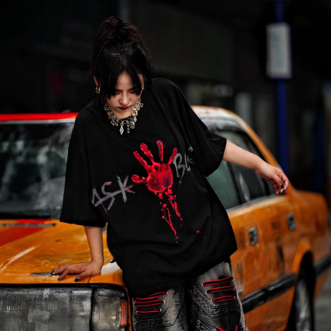 Heavyweight Sanhoostudio short sleeve featuring a bold spray-painted handprint design. Combining premium high-street aesthetics with a relaxed, unisex fit for standout urban fashion appeal.