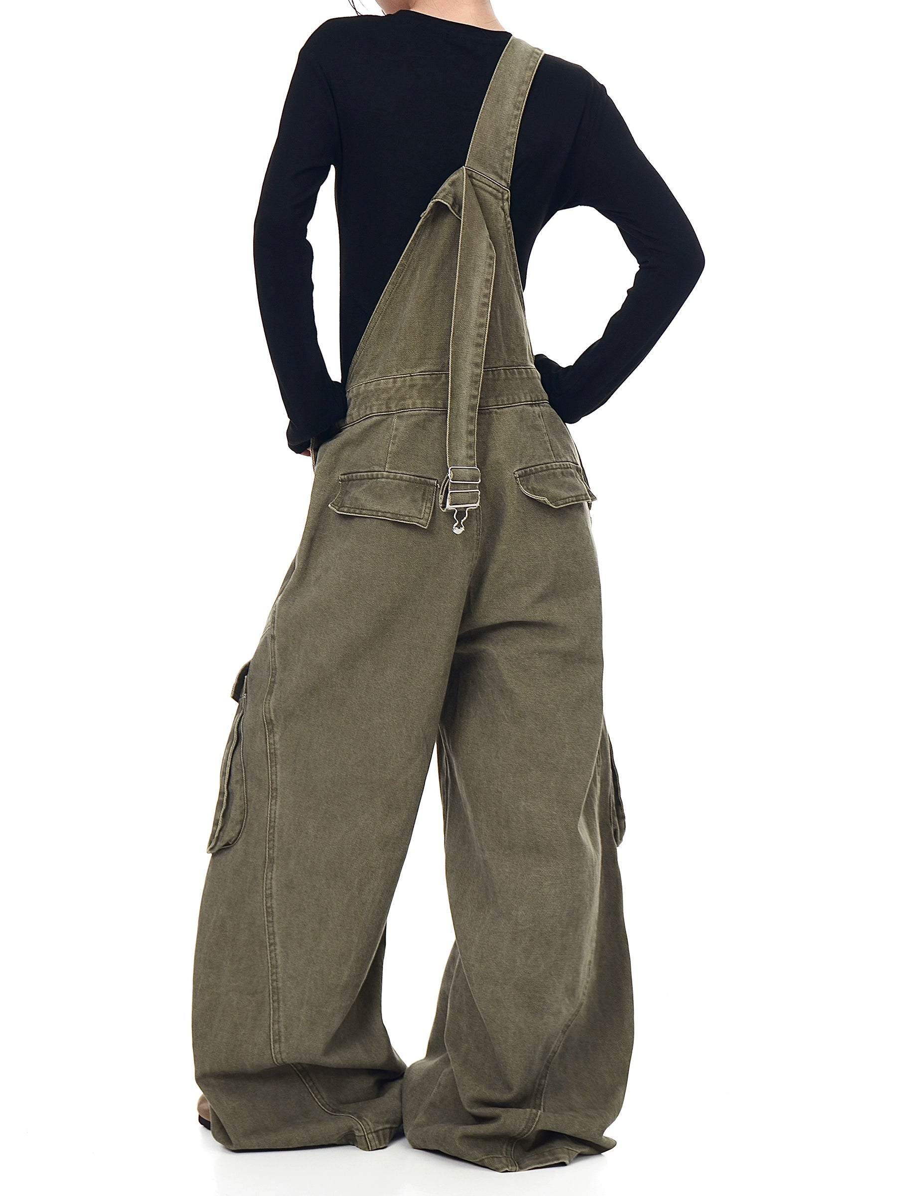 Discover deconstructed pleated overall cargo pants by Sanhoostudio—featuring layered panels, utility pockets, and a roomy curved-leg silhouette. A utilitarian yet fashion-forward choice for streetwear wardrobes.