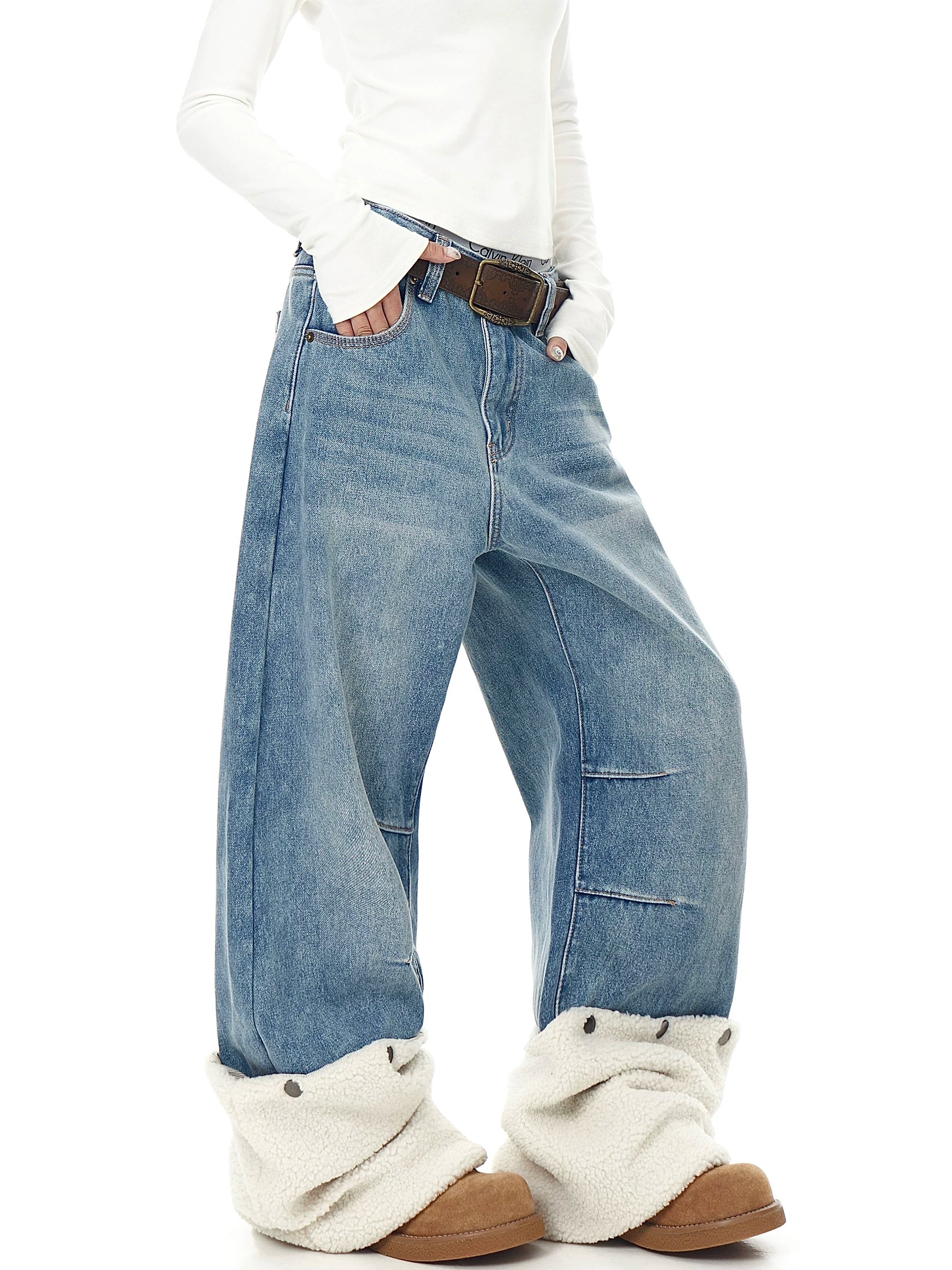 Sanhoostudio fleece-layered denim pants crafted with a curved cut and pressed pleat design. Featuring a straight-leg silhouette, detachable fleece leg panels, and winter-ready warmth for a bold American streetwear look.