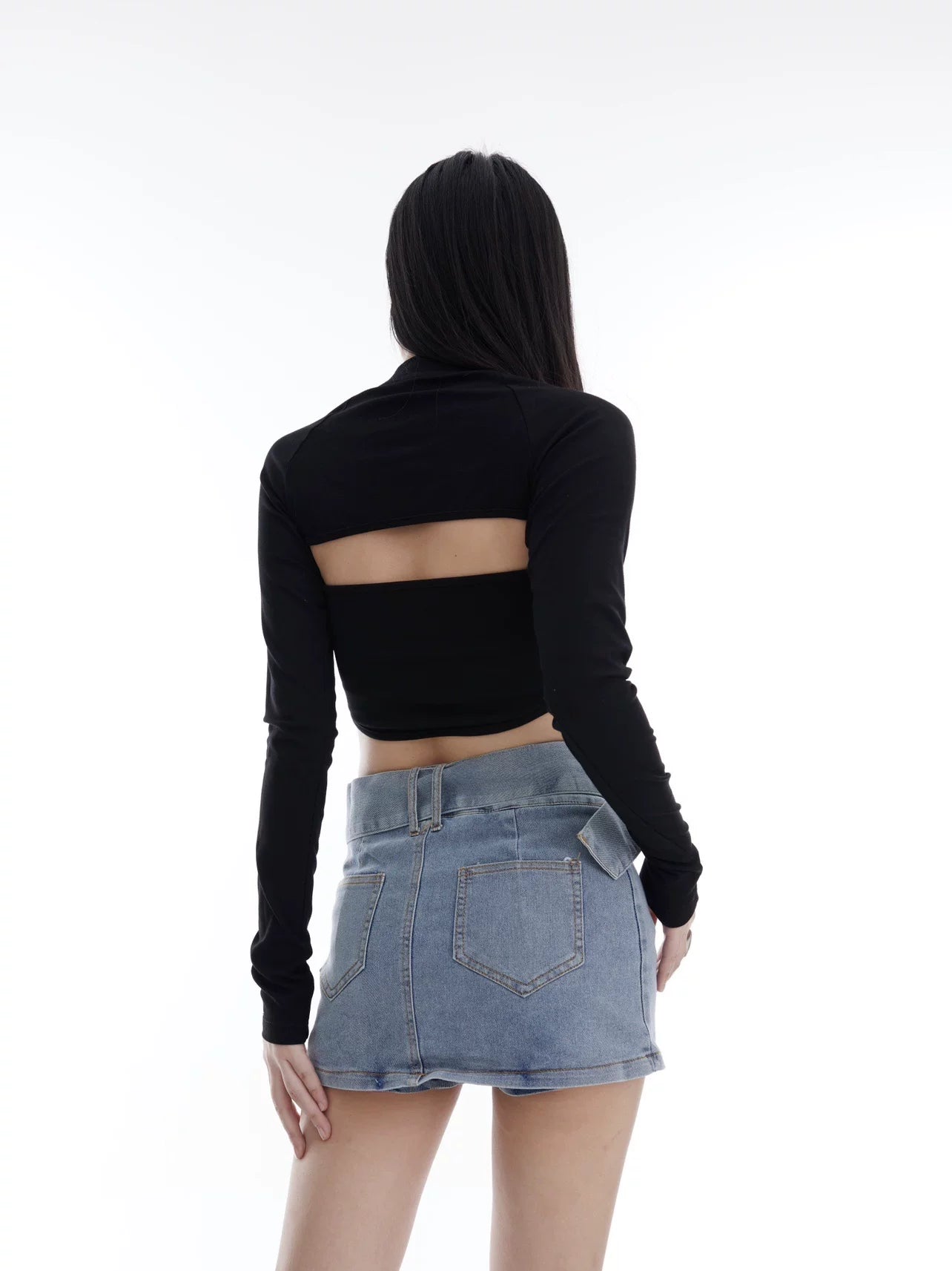 Sanhoostudio cropped T-shirt featuring metal buckle details and cutout design. A slim-fit American street style top inspired by edgy girl aesthetics.