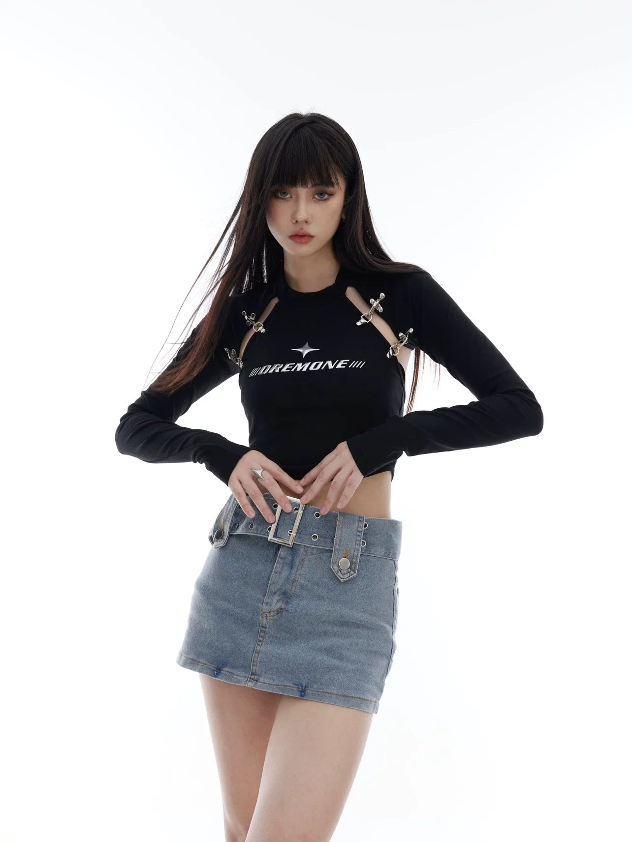 Sanhoostudio cropped T-shirt featuring metal buckle details and cutout design. A slim-fit American street style top inspired by edgy girl aesthetics.