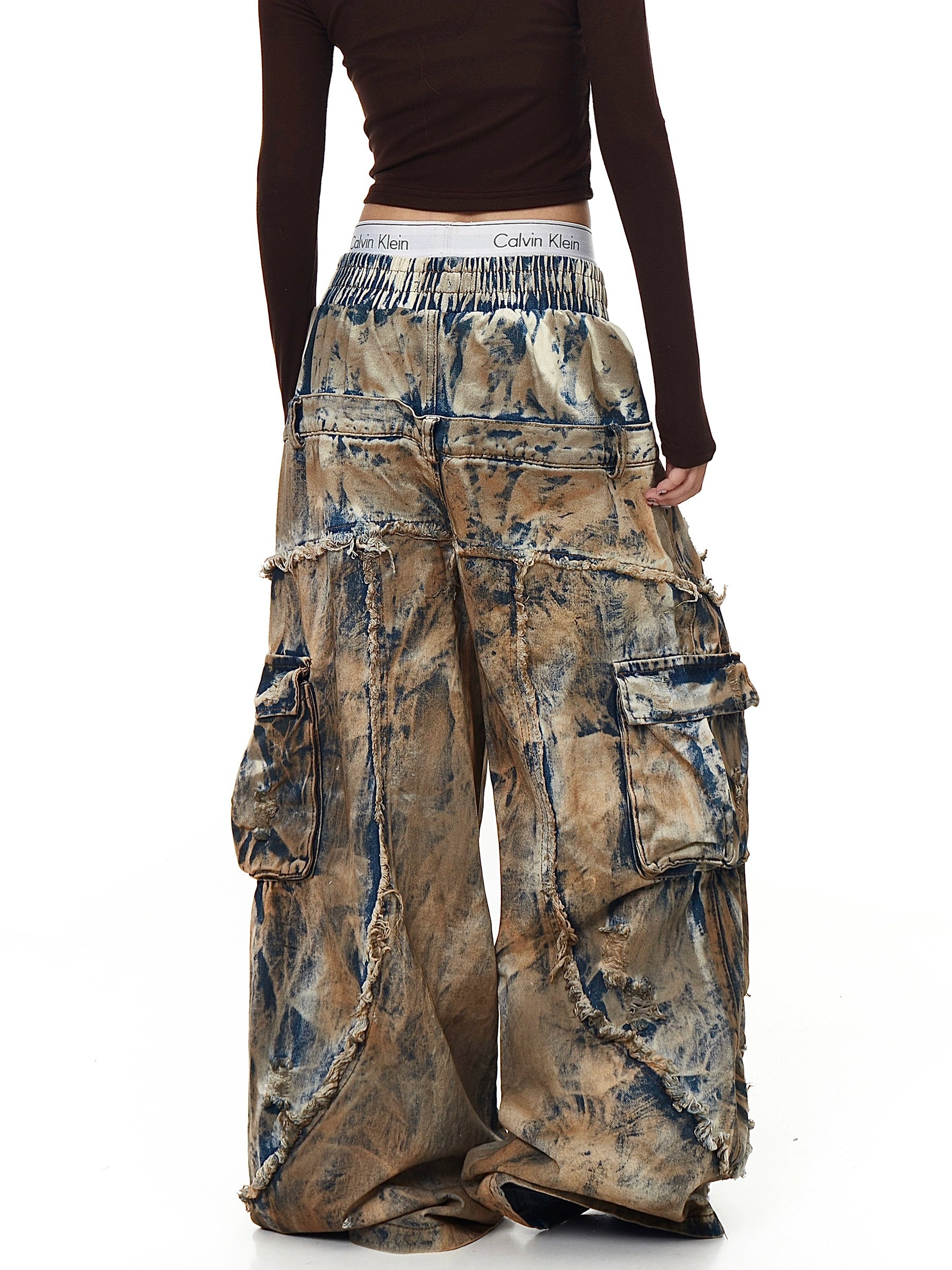 Sanhoostudio’s tie-dye gradient denim pants feature a layered design and washed finish, creating a Y2K-inspired retro street aesthetic that stands out effortlessly.