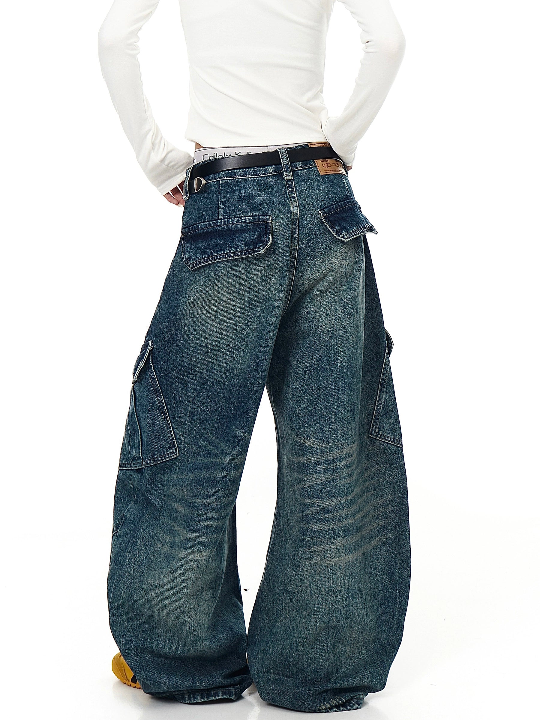 Deconstruction meets functionality in these multi-pocket denim pants. Featuring a unique cut and bold lettering, they channel SanhooStudio’s signature street-lab creativity.