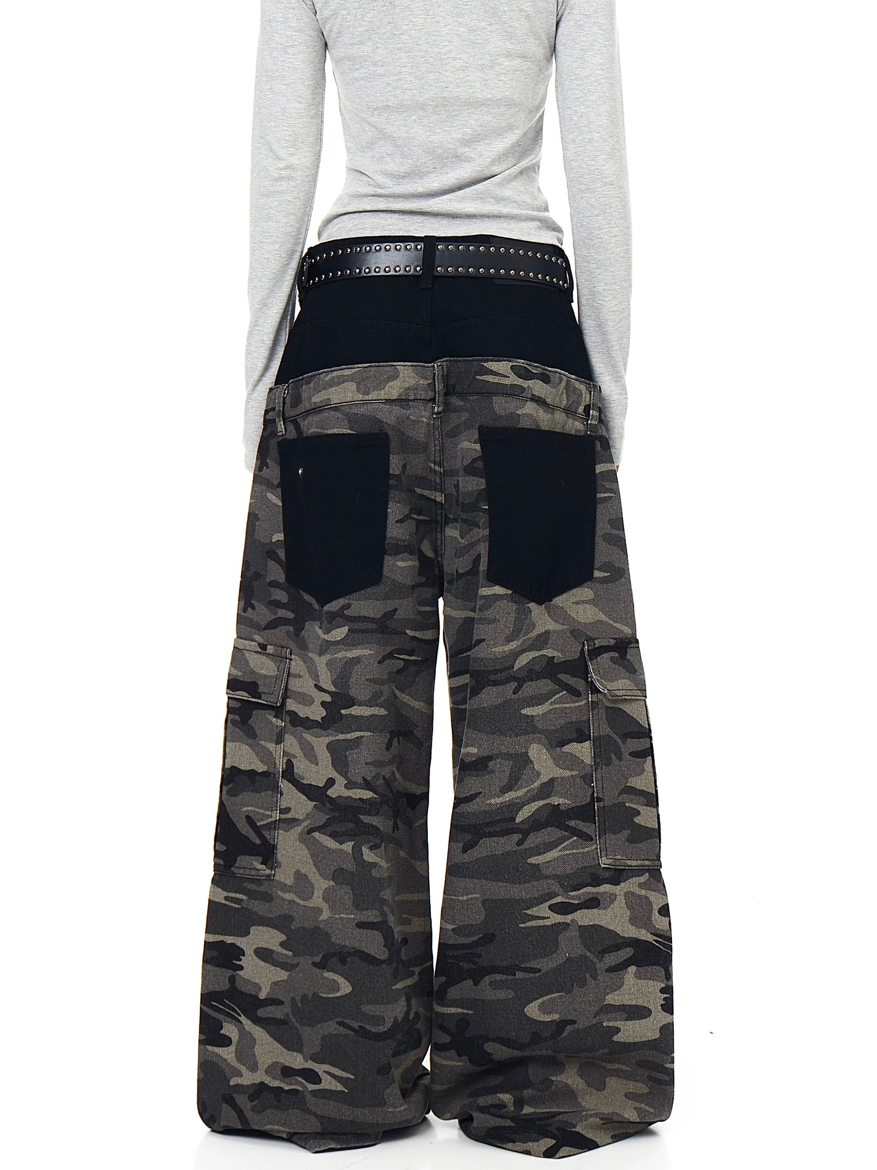 Stand out in Sanhoostudio’s layered colorblock cargo pants featuring bold camouflage patterns, multiple utility pockets, and a modern streetwear silhouette.