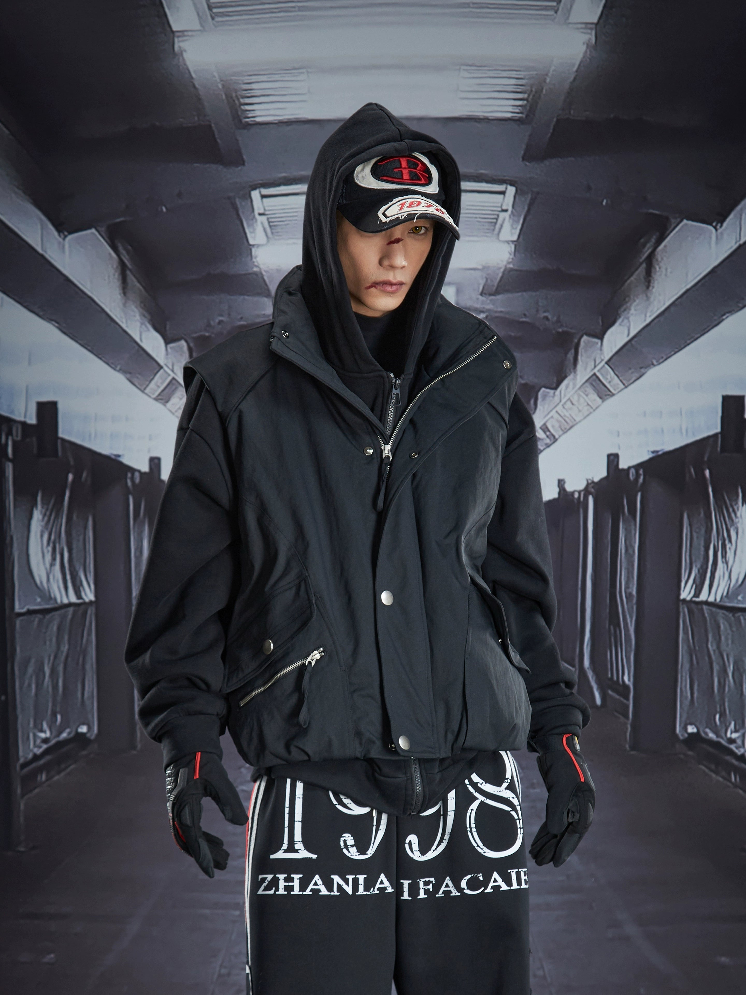 A short stand-collar puffer vest filled with 90% premium white duck down for lightweight warmth. A clean winter essential crafted by Sanhoostudio.