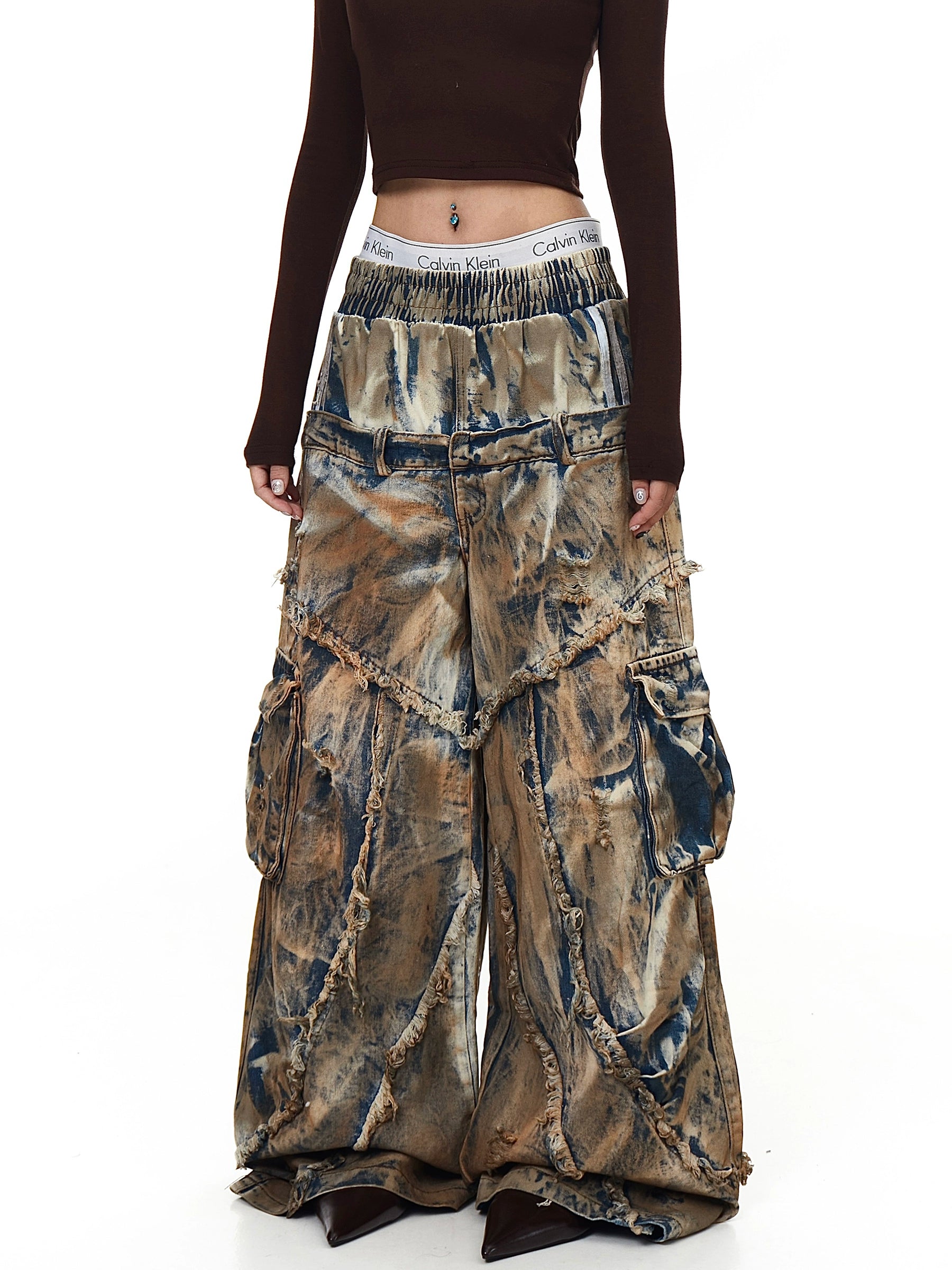 Sanhoostudio’s tie-dye gradient denim pants feature a layered design and washed finish, creating a Y2K-inspired retro street aesthetic that stands out effortlessly.