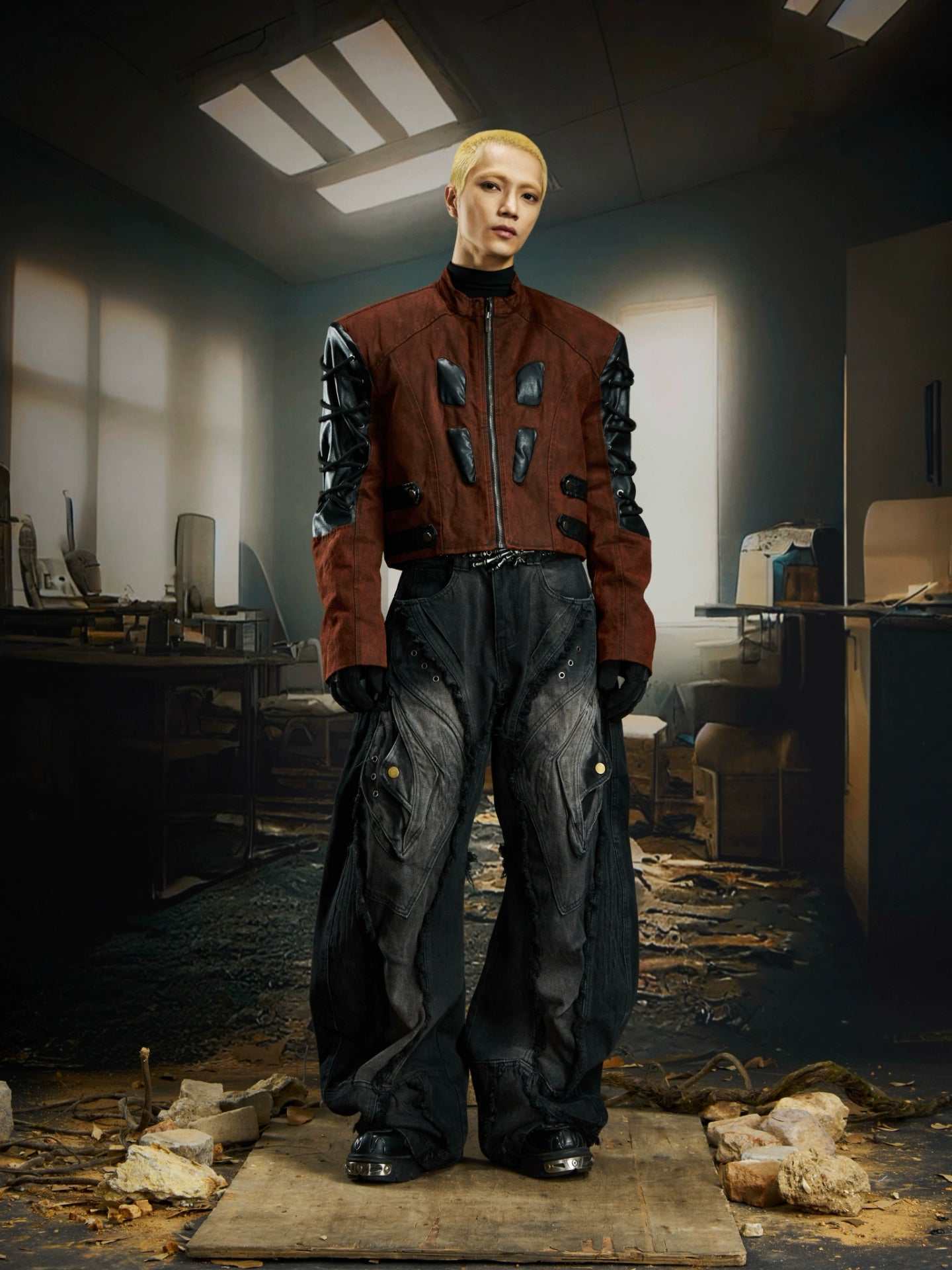 Extreme deconstructed blade-cut jeans with raw edges, washed fading, and a post-apocalyptic street silhouette. A signature Sanhoostudio statement.