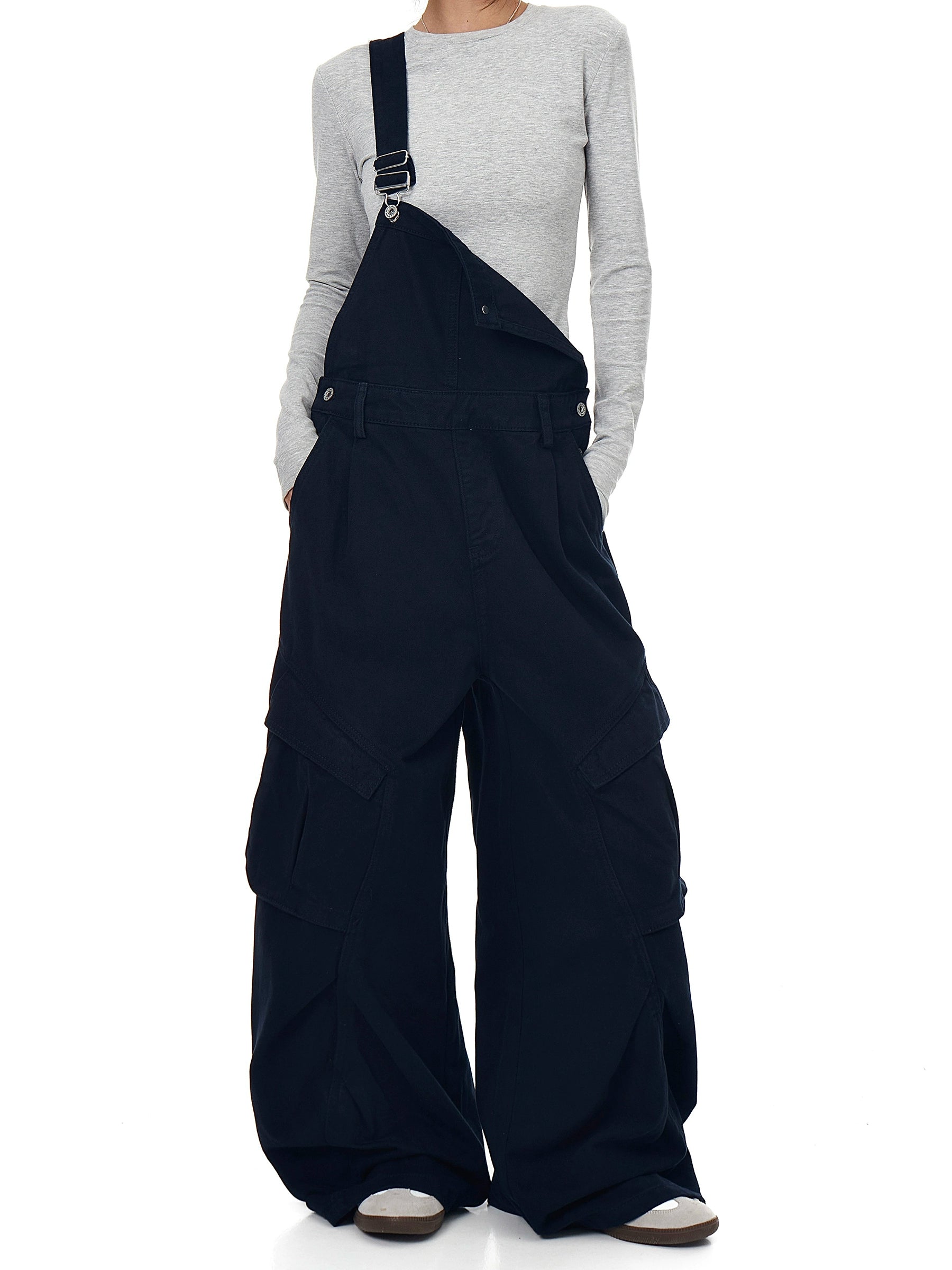 Discover deconstructed pleated overall cargo pants by Sanhoostudio—featuring layered panels, utility pockets, and a roomy curved-leg silhouette. A utilitarian yet fashion-forward choice for streetwear wardrobes.
