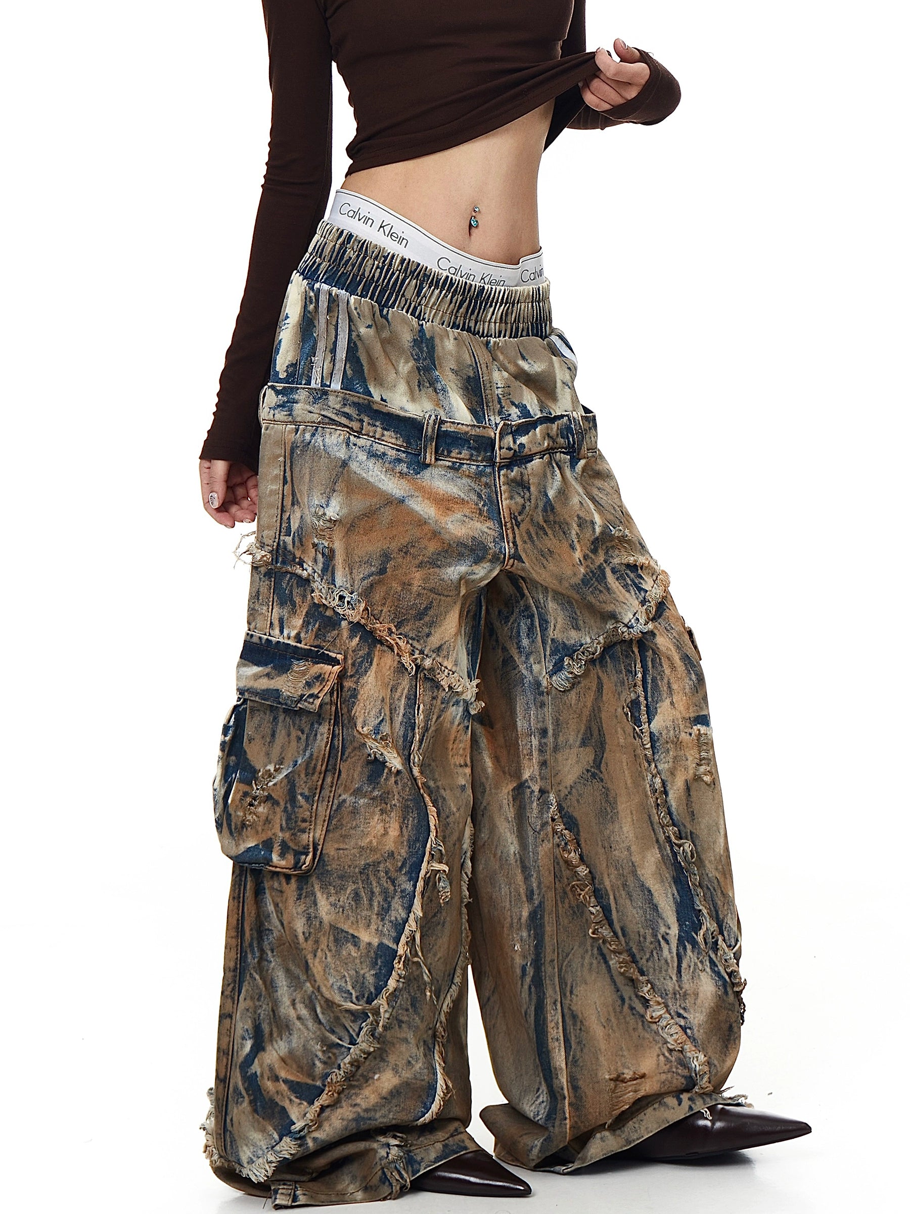 Sanhoostudio’s tie-dye gradient denim pants feature a layered design and washed finish, creating a Y2K-inspired retro street aesthetic that stands out effortlessly.