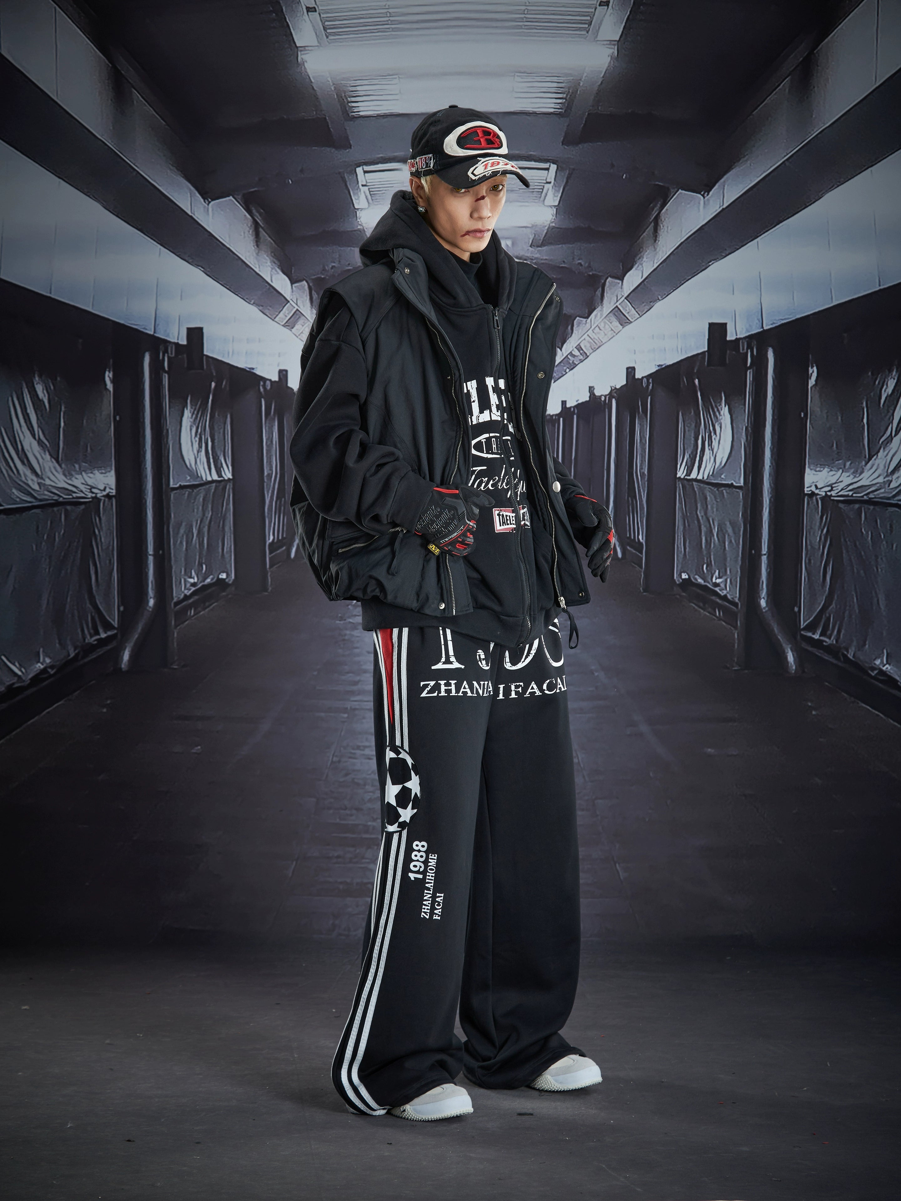 A short stand-collar puffer vest filled with 90% premium white duck down for lightweight warmth. A clean winter essential crafted by Sanhoostudio.