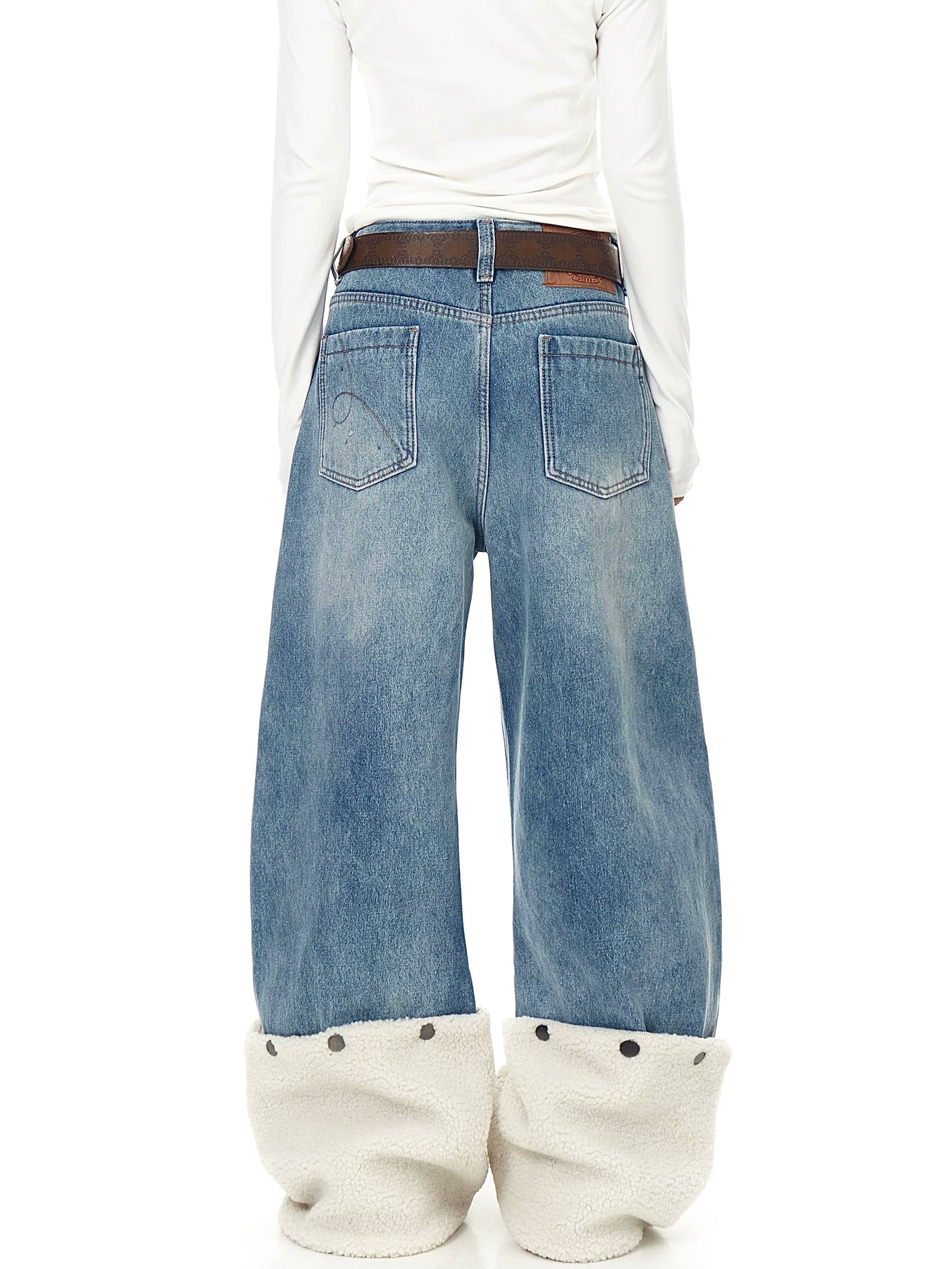 Sanhoostudio fleece-layered denim pants crafted with a curved cut and pressed pleat design. Featuring a straight-leg silhouette, detachable fleece leg panels, and winter-ready warmth for a bold American streetwear look.