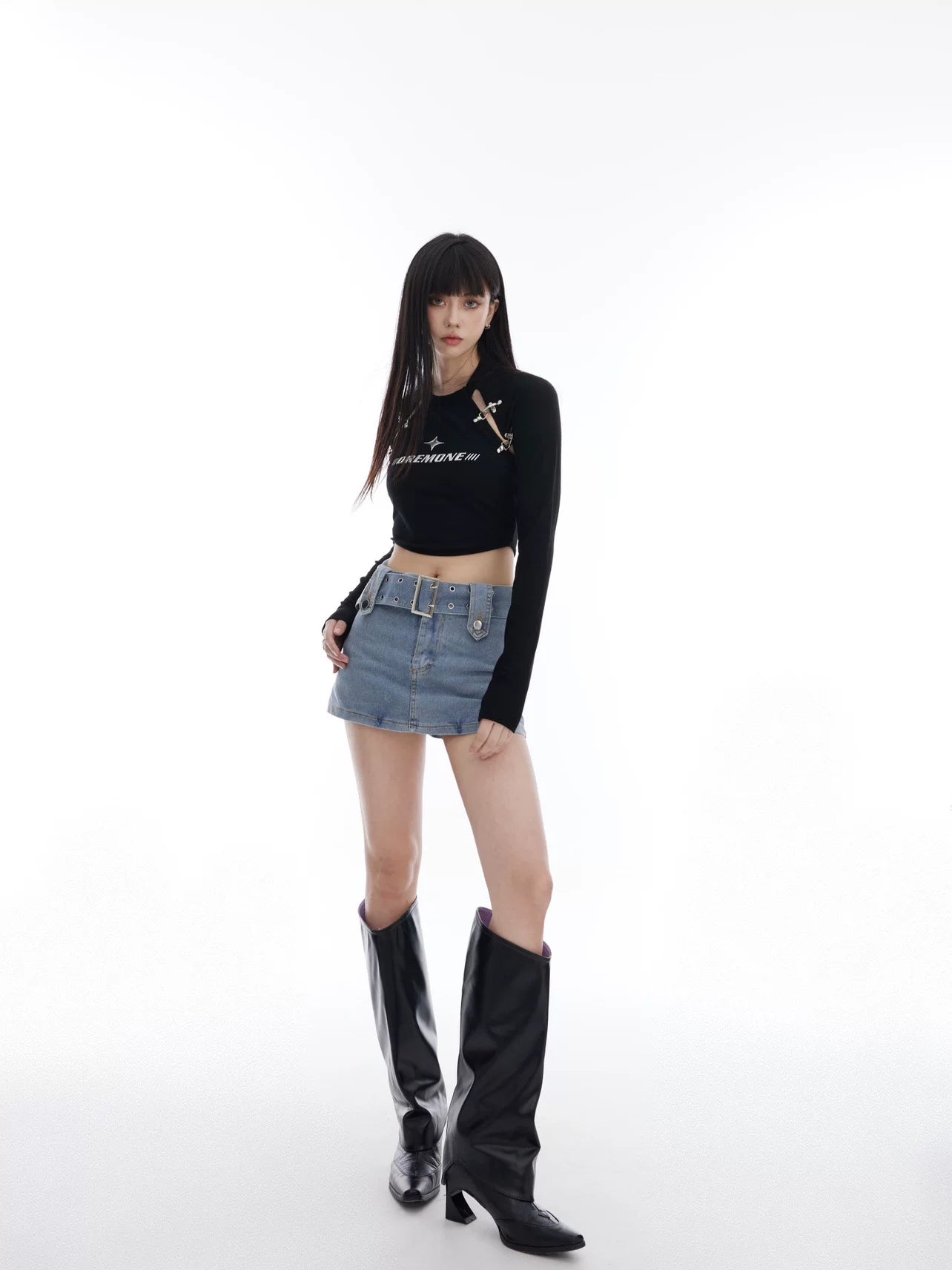 Sanhoostudio cropped T-shirt featuring metal buckle details and cutout design. A slim-fit American street style top inspired by edgy girl aesthetics.
