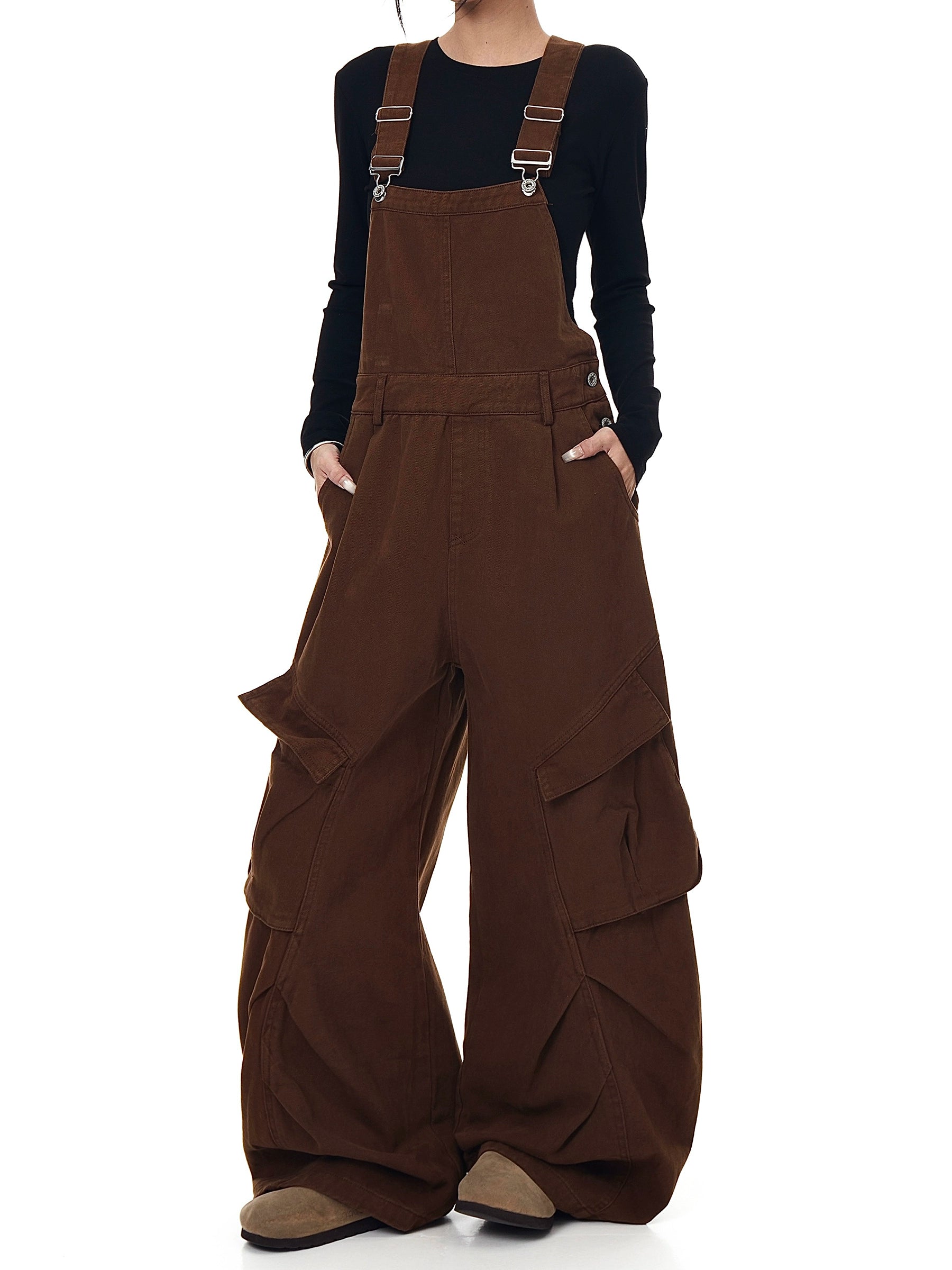 Discover deconstructed pleated overall cargo pants by Sanhoostudio—featuring layered panels, utility pockets, and a roomy curved-leg silhouette. A utilitarian yet fashion-forward choice for streetwear wardrobes.