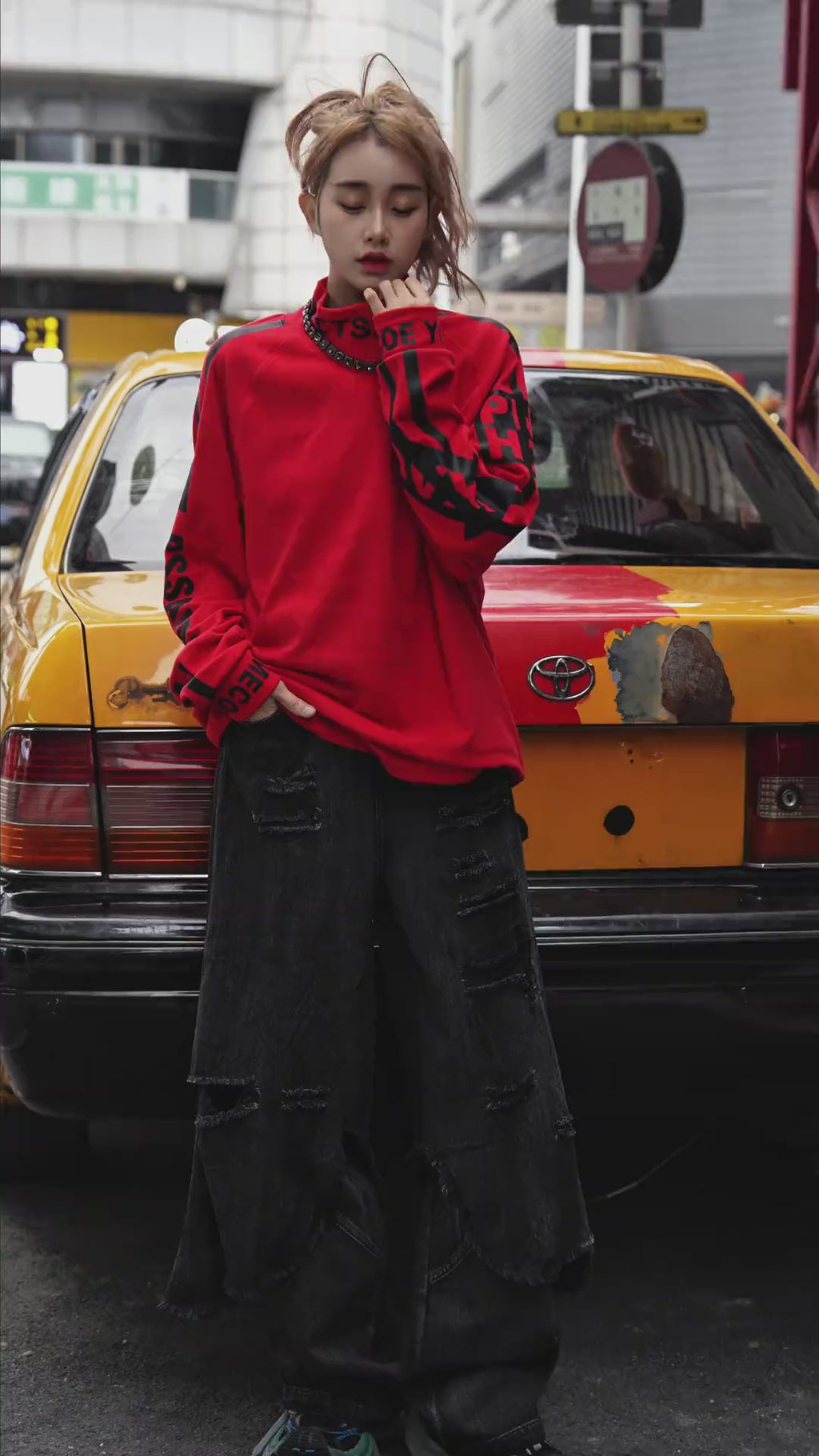 Two-layer distressed cargo pants featuring frayed edges, hip-hop street detailing, and a wide-leg silhouette with strong attitude.